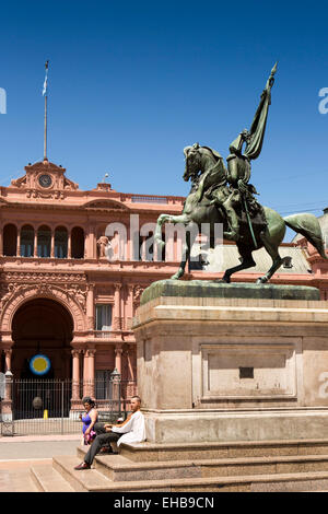 Argentina, Buenos Aires, Plaza de Mayo, il monumento al Generale Manuel Belgrano e Casa Rosada Foto Stock