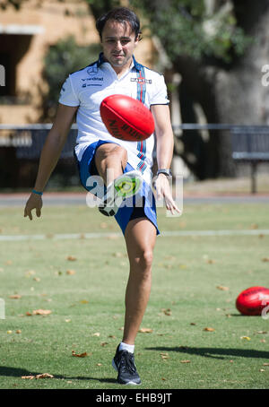 (150311) -- MELBOURNE, Marzo 11, 2015 (Xinhua) -- driver di Formula Uno brasiliano Felipe Massa dal team Williams cerca Australian Rules Football con AFL player Joel Selwood durante la loro esperienza di AFL sessione alla scuola di grammatica de Melbourne a Melbourne, Australia sul Mar 11, 2015. (Xinhua/Bai Xue) Foto Stock