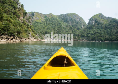 Canoa,canoisti, tra Carso montagne calcaree a Cat Ba National Park, Ha long,Halong Bay, Ha long,Halong Bay, Vietnam Foto Stock