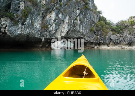 Canoa,canoisti, tra Carso montagne calcaree a Cat Ba National Park, Ha long,Halong Bay, Ha long,Halong Bay, Vietnam Foto Stock