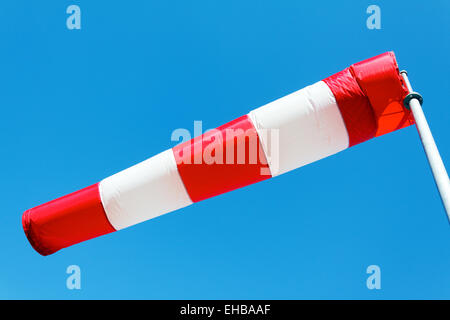 Orizzontalmente battenti manica a vento a causa di vento ad alta velocità Foto Stock