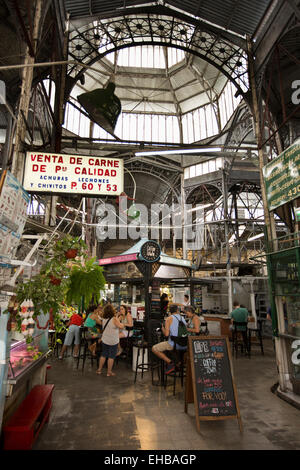 Argentina, Buenos Aires, San Telmo indoor produrre mercato, persone al caffè centrale di stallo della città Foto Stock