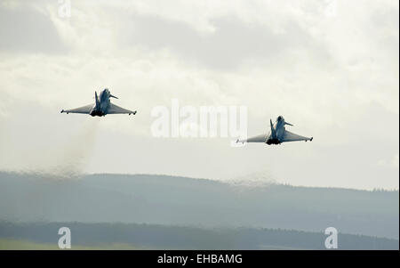 Coppie di decollare per due RAF Eurofighter Typhoon FRG4s da Lossiemouth air station in Moray, Scozia. SCO 9634. Foto Stock