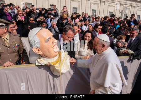 Città del Vaticano. Undicesimo Mar, 2015. Papa Francesco, Udienza generale del 11 marzo 2015 - un carnevale di Viareggio testa con l'aspetto di Papa Francesco Credito: Davvero Facile Star/Alamy Live News Foto Stock