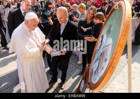 Città del Vaticano. Undicesimo Mar, 2015. Papa Francesco, Udienza generale del 11 marzo 2015 - un bambino piccolo dono a papa Francesco suo succhiotto Credito: Davvero Facile Star/Alamy Live News Foto Stock