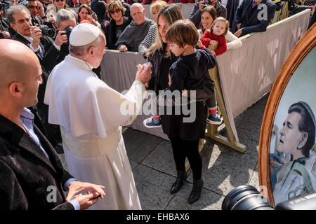 Città del Vaticano. Undicesimo Mar, 2015. Papa Francesco, Udienza generale del 11 marzo 2015 - un bambino piccolo dono a papa Francesco suo succhiotto Credito: Davvero Facile Star/Alamy Live News Foto Stock