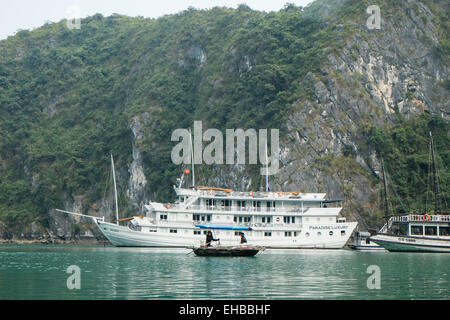 Enorme,lussuosa imbarcazione turistica carso montagne calcaree a Cat Ba National Park, Ha long,Halong Bay, Ha long,Halong Bay, Vietnam, Foto Stock