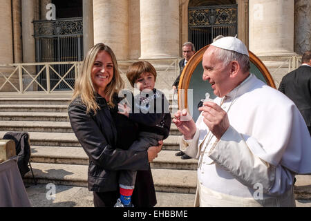 Città del Vaticano. Undicesimo Mar, 2015. Papa Francesco, Udienza generale del 11 marzo 2015 - un bambino piccolo dono a papa Francesco suo succhiotto Credito: Davvero Facile Star/Alamy Live News Foto Stock