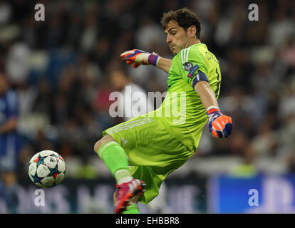 Madrid, Spagna. Decimo Mar, 2015. Il Real Madrid è il portiere Iker Casillas calci una palla durante la UEFA Champions League Round di 16 seconda gamba partita di calcio a Santiago Bernabeu Stadium in Madrid, Spagna, 10 marzo 2015. Foto: Ina Fassbender/dpa/Alamy Live News Foto Stock