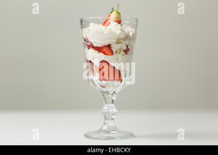 Serie a Eton Mess, un inglese tradizionale con il dessert di fragole, merengue e della crema di latte Foto Stock