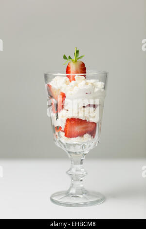 Serie a Eton Mess, un inglese tradizionale con il dessert di fragole, merengue e della crema di latte Foto Stock