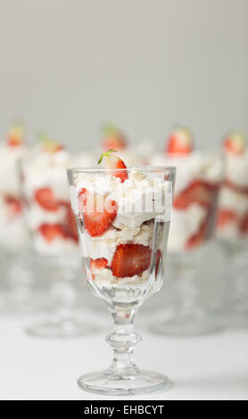 Serie a Eton Mess, un inglese tradizionale con il dessert di fragole, merengue e della crema di latte Foto Stock