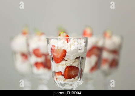 Serie a Eton Mess, un inglese tradizionale con il dessert di fragole, merengue e della crema di latte Foto Stock