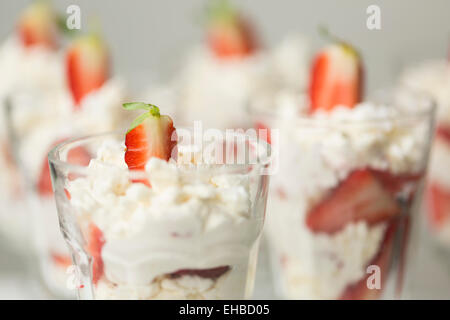 Serie a Eton Mess, un inglese tradizionale con il dessert di fragole, merengue e della crema di latte Foto Stock