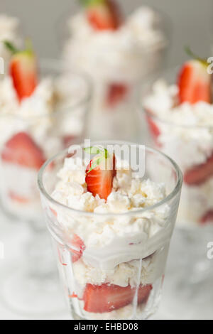 Serie a Eton Mess, un inglese tradizionale con il dessert di fragole, merengue e della crema di latte Foto Stock