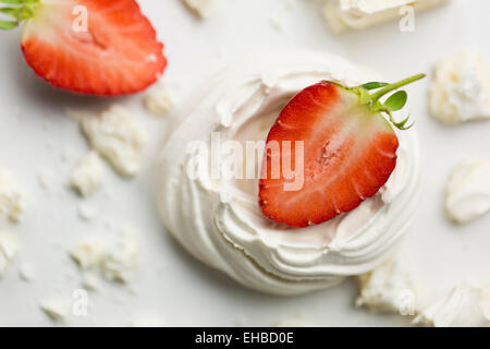 Serie a Eton Mess, un inglese tradizionale con il dessert di fragole, merengue e della crema di latte Foto Stock