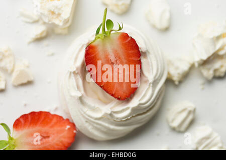 Serie a Eton Mess, un inglese tradizionale con il dessert di fragole, merengue e della crema di latte Foto Stock