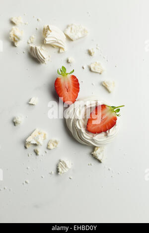 Serie a Eton Mess, un inglese tradizionale con il dessert di fragole, merengue e della crema di latte Foto Stock