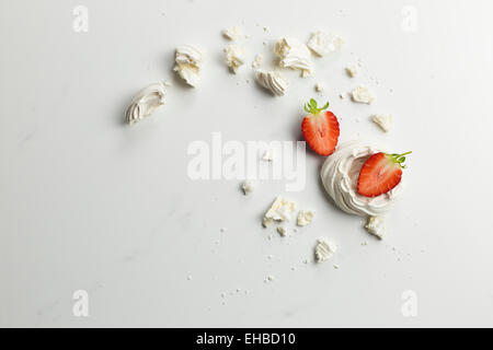 Serie a Eton Mess, un inglese tradizionale con il dessert di fragole, merengue e della crema di latte Foto Stock