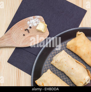 I pancake con carne in padella Foto Stock