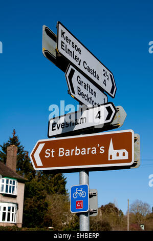 I cartelli stradali in Ashton sotto il borgo collinare, Worcestershire, England, Regno Unito Foto Stock