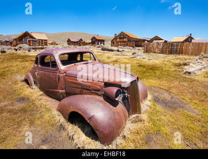 Arrugginimento auto in Bodie ghost town Bodie State Historic Park California USA Stati Uniti d'America Foto Stock