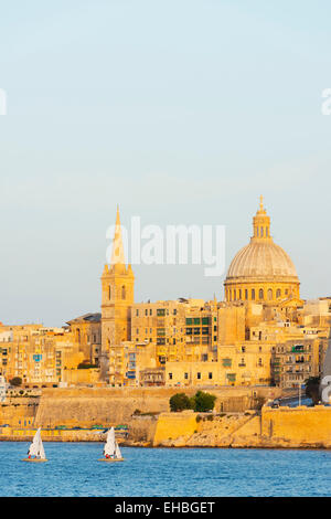 L' Europa mediterranea, Malta, La Valletta, Cattedrale Anglicana di San Paolo e la chiesa del Carmine Foto Stock