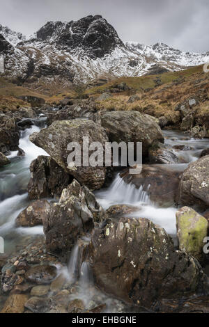 Cascata sul Deepdale Beck con estremità Greenhow in background, inglese parco Nazionale del Distretto dei Laghi Foto Stock