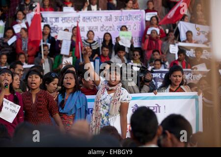 Kathmandu, Nepal. Undicesimo Mar, 2015. Le donne nepalesi gridare slogan durante una manifestazione di protesta contro la morte di un bambino di sei anni ragazza che secondo come riferito è stata violentata nel suo villaggio a pochi giorni fa a Kathmandu, Nepal, Marzo 11, 2015. Credito: Xinhua/Alamy Live News Foto Stock