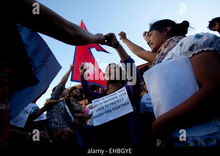 Kathmandu, Nepal. Undicesimo Mar, 2015. Le donne nepalesi gridare slogan durante una manifestazione di protesta contro la morte di un bambino di sei anni ragazza che secondo come riferito è stata violentata nel suo villaggio a pochi giorni fa a Kathmandu, Nepal, Marzo 11, 2015. Credito: Xinhua/Alamy Live News Foto Stock