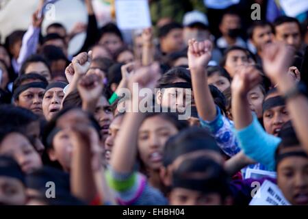 Kathmandu, Nepal. Undicesimo Mar, 2015. Le donne nepalesi gridare slogan durante una manifestazione di protesta contro la morte di un bambino di sei anni ragazza che secondo come riferito è stata violentata nel suo villaggio a pochi giorni fa a Kathmandu, Nepal, Marzo 11, 2015. Credito: Xinhua/Alamy Live News Foto Stock