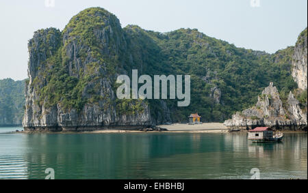 Santuario sulla spiaggia e del carso montagne calcaree a Cat Ba National Park, Ha long,Halong Bay, Ha long,Halong Bay, Vietnam Foto Stock