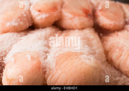 Congelati ali di pollo ricoperta di ghiaccio Foto Stock