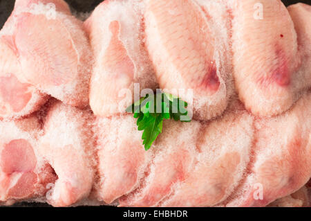 Congelati ali di pollo ricoperta di ghiaccio Foto Stock