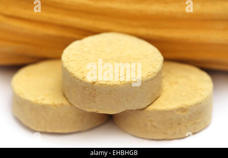 Abbellimento prodotto di legno di sandalo su sfondo bianco Foto Stock