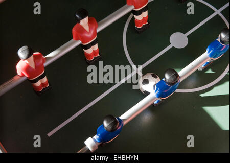 Il rosso e il blu i giocatori di calcio su un tavolo da calcio balilla figure su un gioco di football Foto Stock