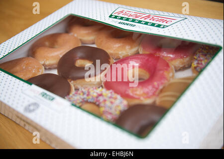 Ciambelle Krispy Kreme casella considera dessert Foto Stock