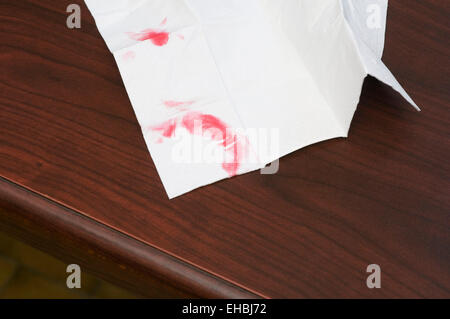 Rossetto rosso segno su un tovagliolo Foto Stock