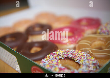 Ciambelle Krispy Kreme casella considera dessert Foto Stock