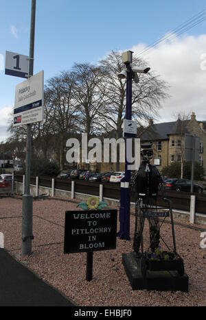 Benvenuto a Pitlochry in segno di bloom stazione ferroviaria scozia marzo 2015 Foto Stock