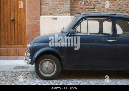 Auto d'epoca, Fiat 500 parcheggiate fuori casa, Italia Foto Stock