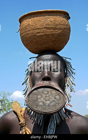 Tribù dei Mursi donna con piastra a labbro, Valle dell'Omo, Etiopia Foto Stock