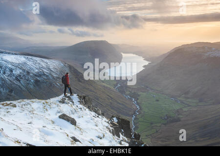 Walker cercando su Wastwater e Wasdale dal grande timpano, inglese parco Nazionale del Distretto dei Laghi Foto Stock