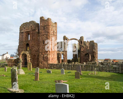 Rovine Lindisfarne Priory monastero fondato dal monaco irlandese San Aidan 634 Isola Santa Northumberland England Regno Unito Foto Stock