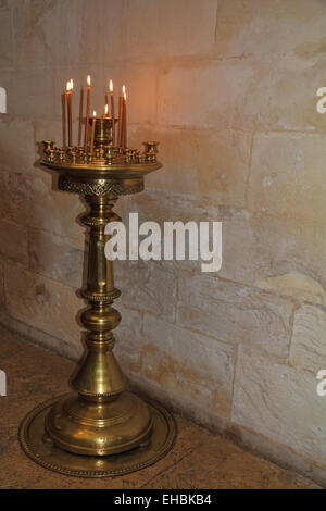 Pavimento in bronzo candelabro con candele accese Foto Stock