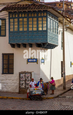 Balcone in legno, Cusco, Provincia di Urubamba, Perù Foto Stock