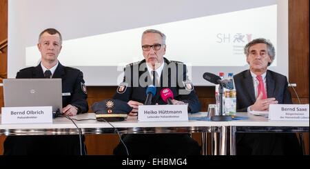 Lubecca, Germania. Undicesimo Mar, 2015. Il capo della polizia Bernd Olbrich (l-r), Heiko Huettman, comandante della polizia di Lubecca e Bernd Sax (SPD), sindaco di Lubecca sedersi accanto a ogni altro nel corso di una conferenza stampa a Lubecca, Germania, 11 marzo 2015. I tre funzionari ha commentato sul concetto di sicurezza per il progetto G7-vertice di Lubecca che sta per essere tenuto tra il 14 aprile e 15 aprile 2015. Foto: Markus Scholz/dpa/Alamy Live News Foto Stock