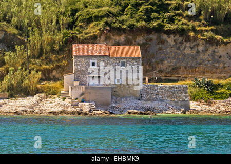 Casa di pietra sulla spiaggia in Susak Foto Stock