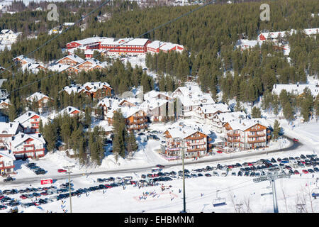 Un' antenna vista orizzontale dei due e la località sciistica di Levi in Lapponia Finlandia in inverno Foto Stock