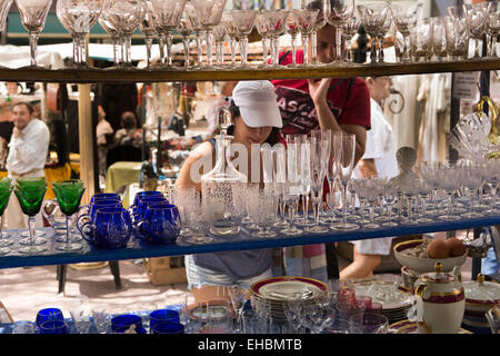 Argentina, Buenos Aires, San Telmo domenica street market, matura in vetro antico in stallo Foto Stock